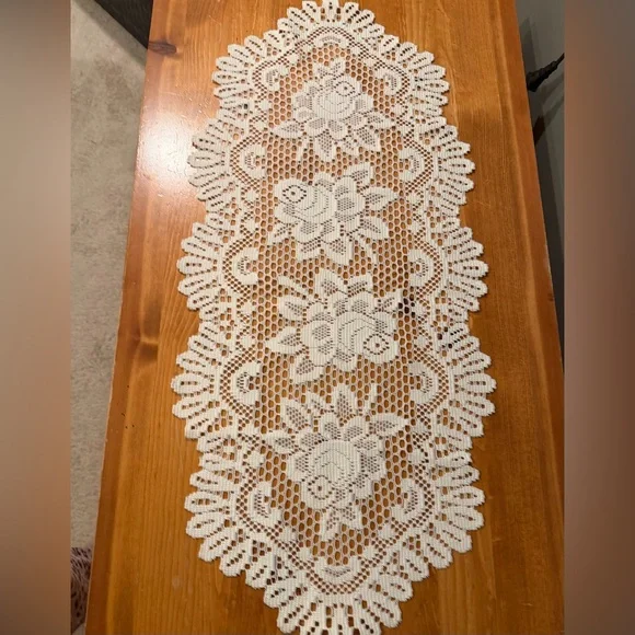 Heritage Lace, Vintage Rose Table Runner, Approx 32x15”, Great Condition - Picture 4 of 11